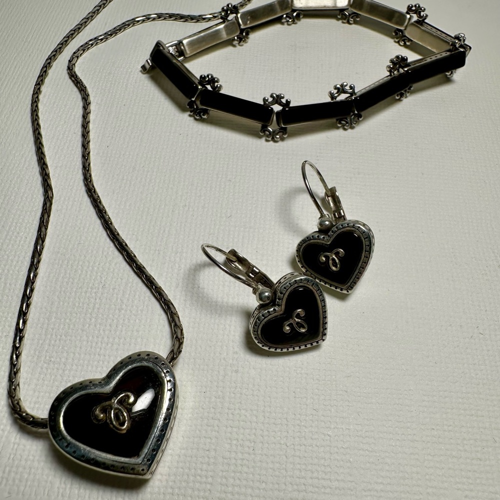Brighton Collectibles: Elegant Woodgrain Pattern & Silver Heart Jewelry Set